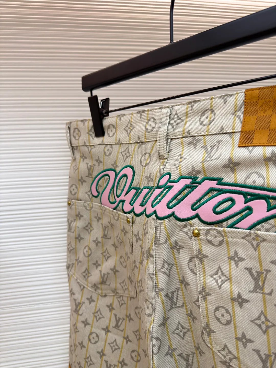 LOUIS VUITTON full stamp shorts ●Item number: 1681122-A45 ●Material: denim fabric ●Technology: jacquard production ●Version: fitted version ●Weight: about 405 grams ●Size: S-M-L-XL ●Description: The fabric is made of baseball, with foam logo embellishment on the left chest, chapter embroidery technology, pink chapter logo patch embroidery decoration on the front and back, with striped suede edging, curved hem casual and versatile, retro copper-colored hardware buckle at the hem, the overall routing is straight and delicate, the fabric is comfortable and soft, the color is consistent and no color difference. It can be matched with the same style to create a fashionable look, control various occasions, customized accessories, complete three labels, the same style for men and women!